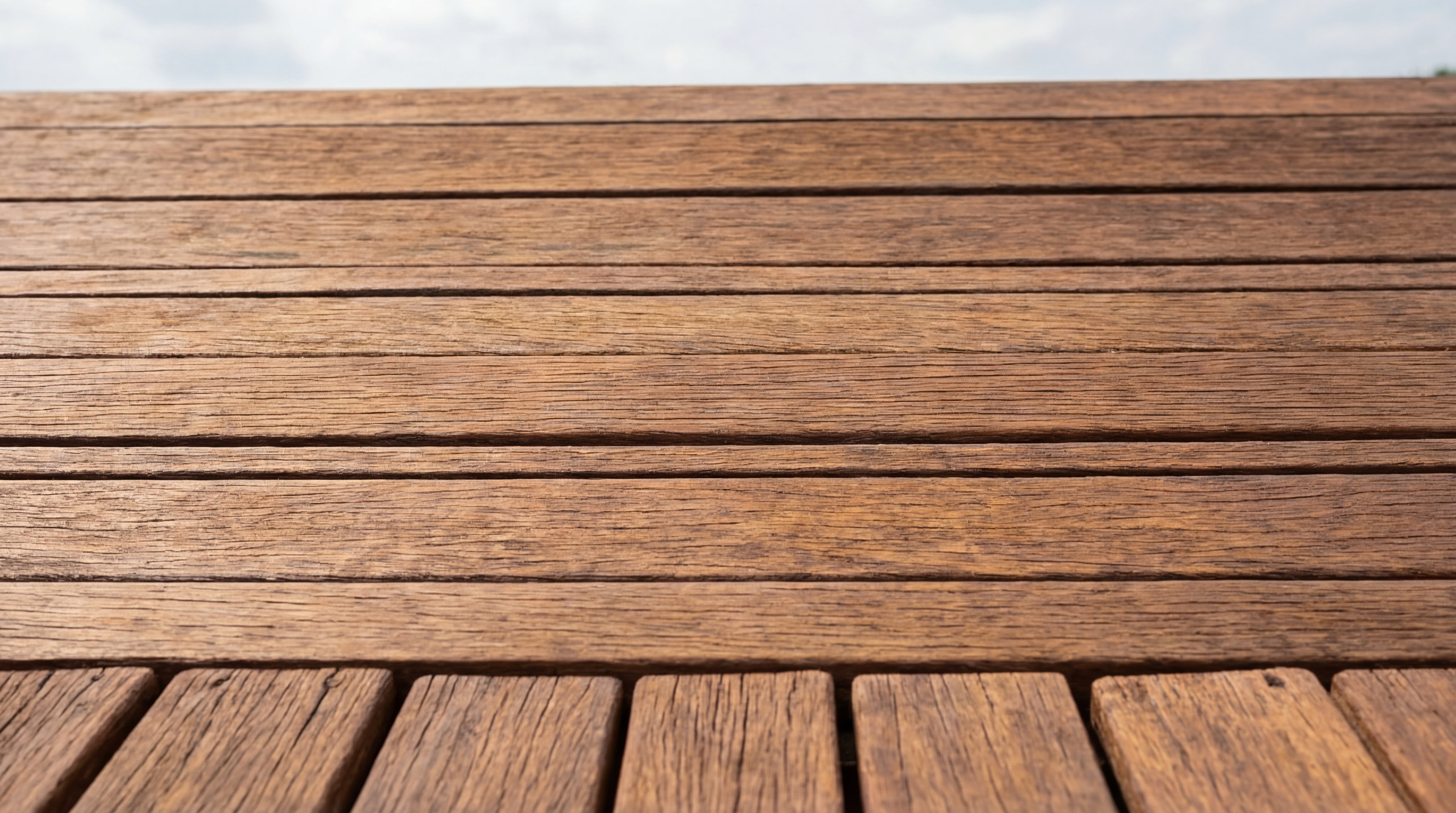 Mit Oel aufgefrischte Holzterrasse mit waermerem Farbton und betonter Holzstruktur