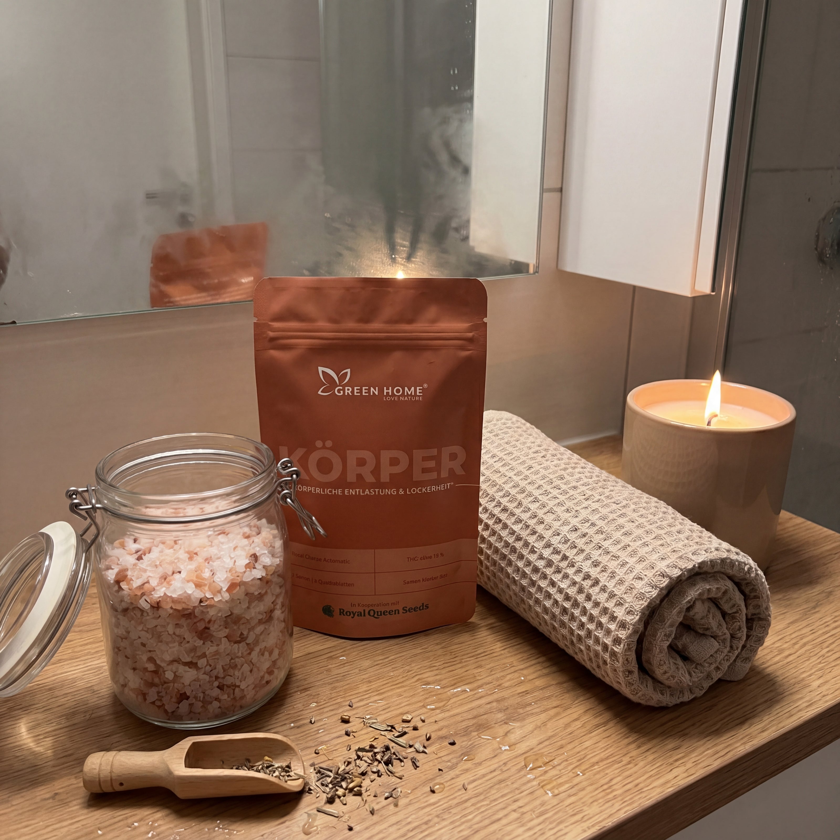 KÖRPER Verpackung neben Badesalz und Kerze im Badezimmer – authentisches Kundenfoto