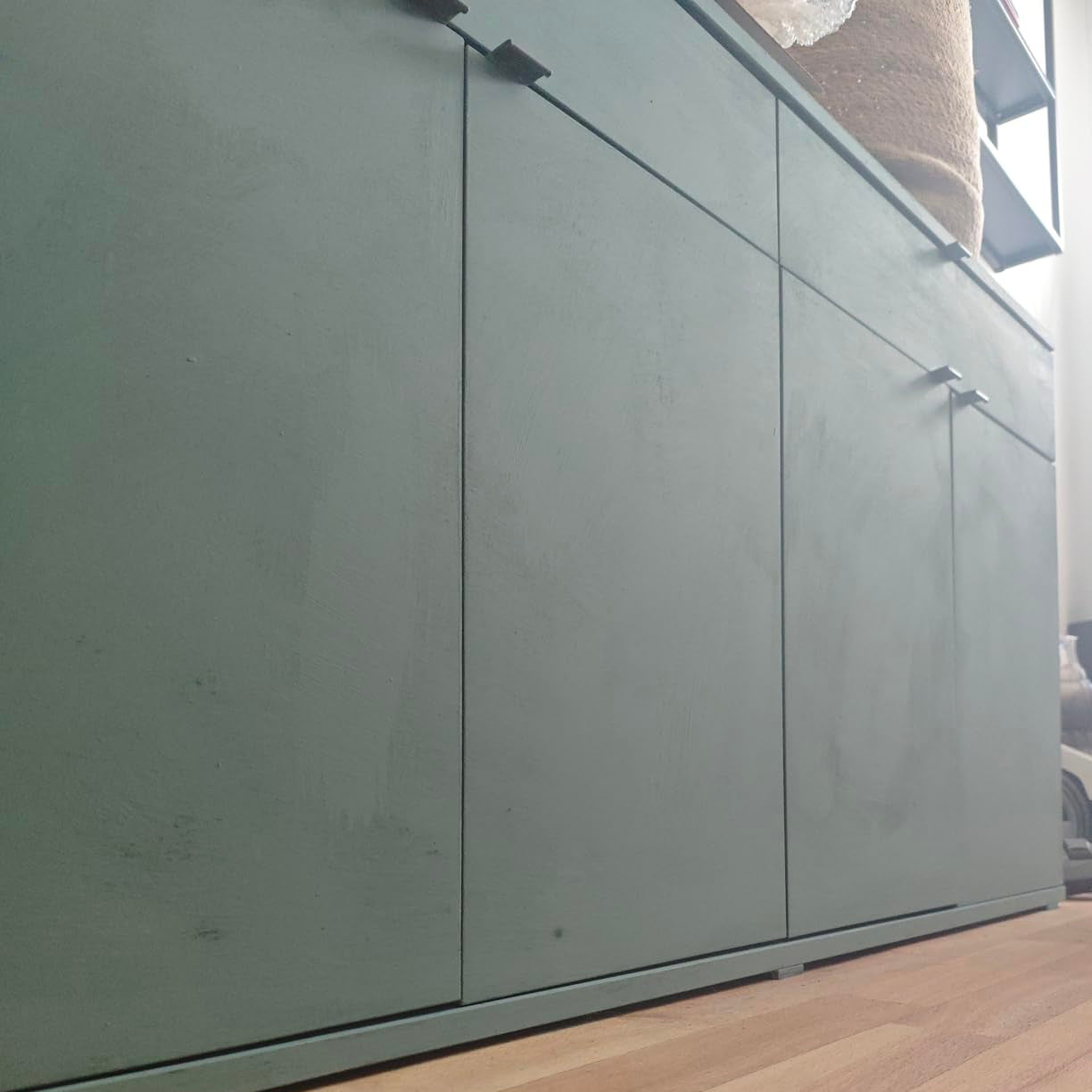 Detailansicht einer matten Kreidefarbe Oberfläche auf Möbel