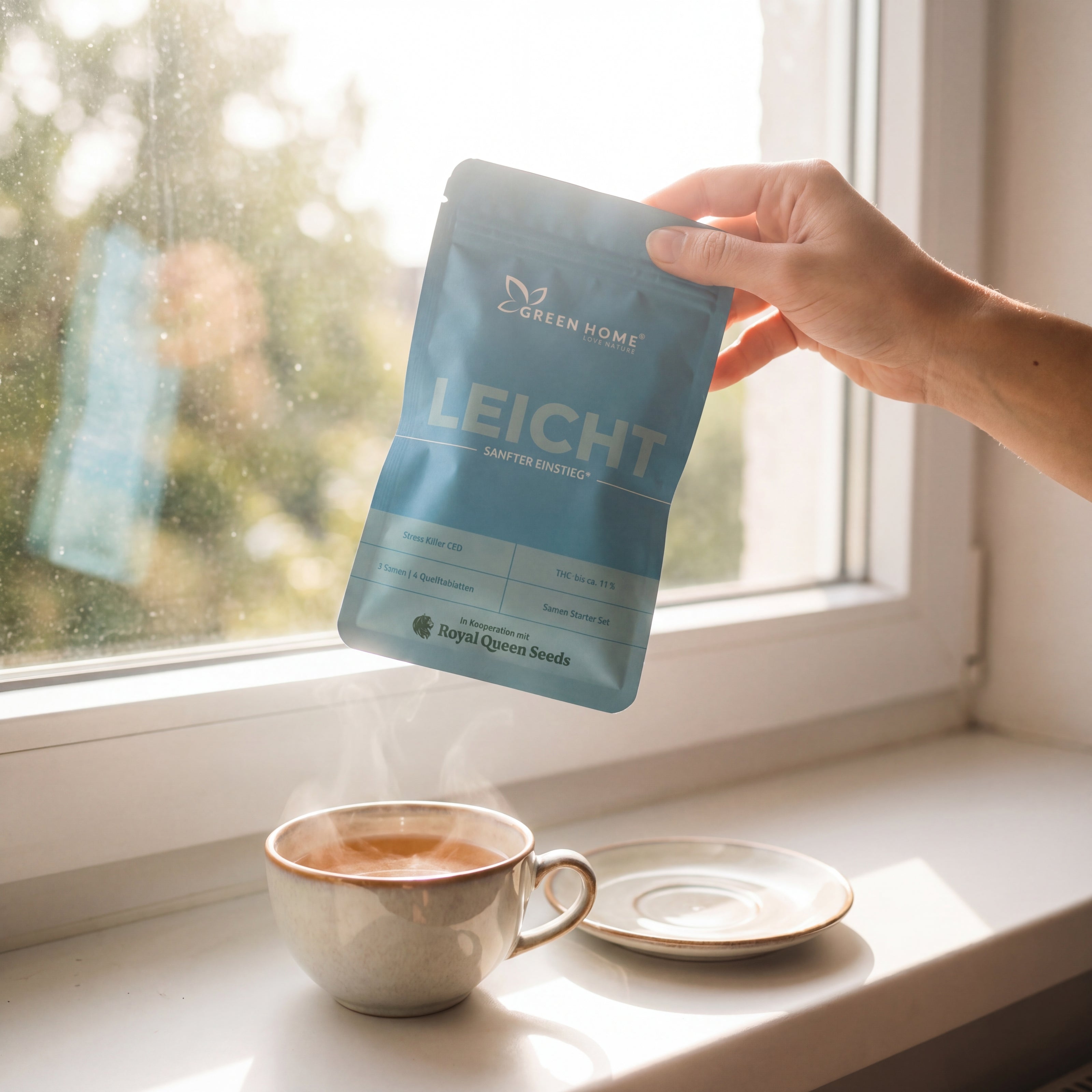 Kundin hält LEICHT CBD Verpackung vor sonniges Fenster neben Teetasse – Kundenfoto