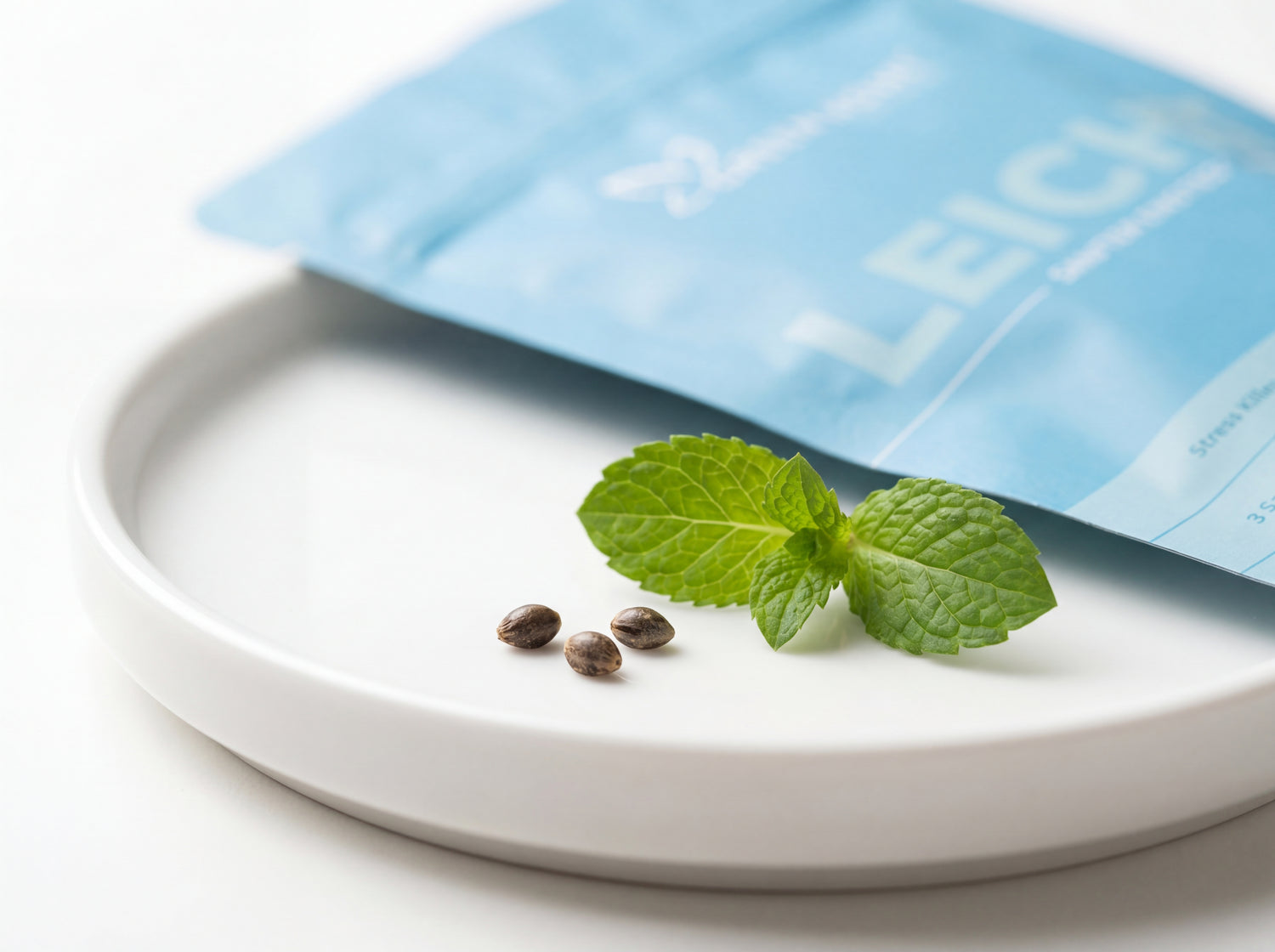 Drei Stress Killer CBD Cannabis Samen auf weißer Keramik – hoher CBD-Anteil