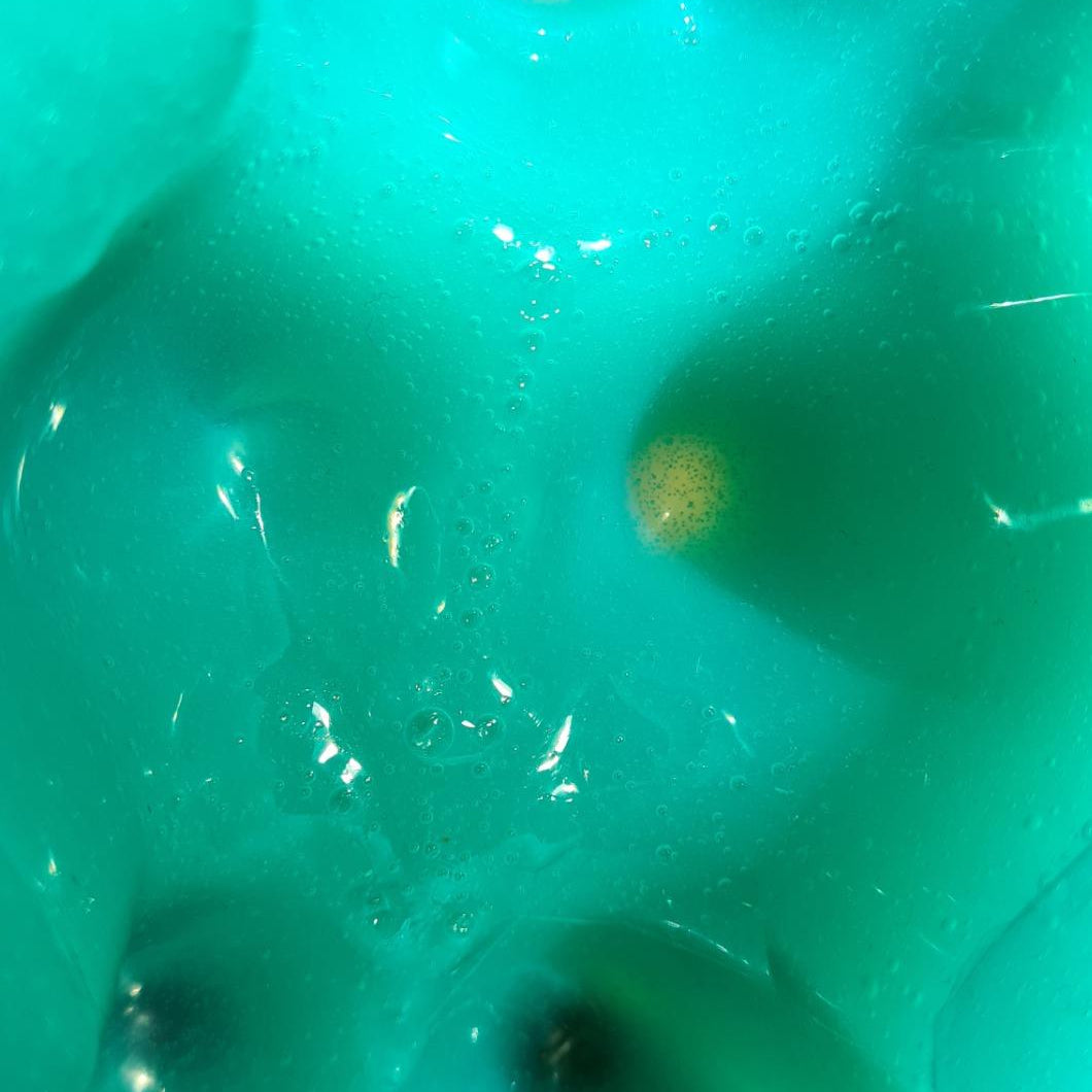 Nahaufnahme von angerührtem LM Kreativ Abformsilikon flüssig 1 kg System Blau mit sichtbaren Luftblasen.