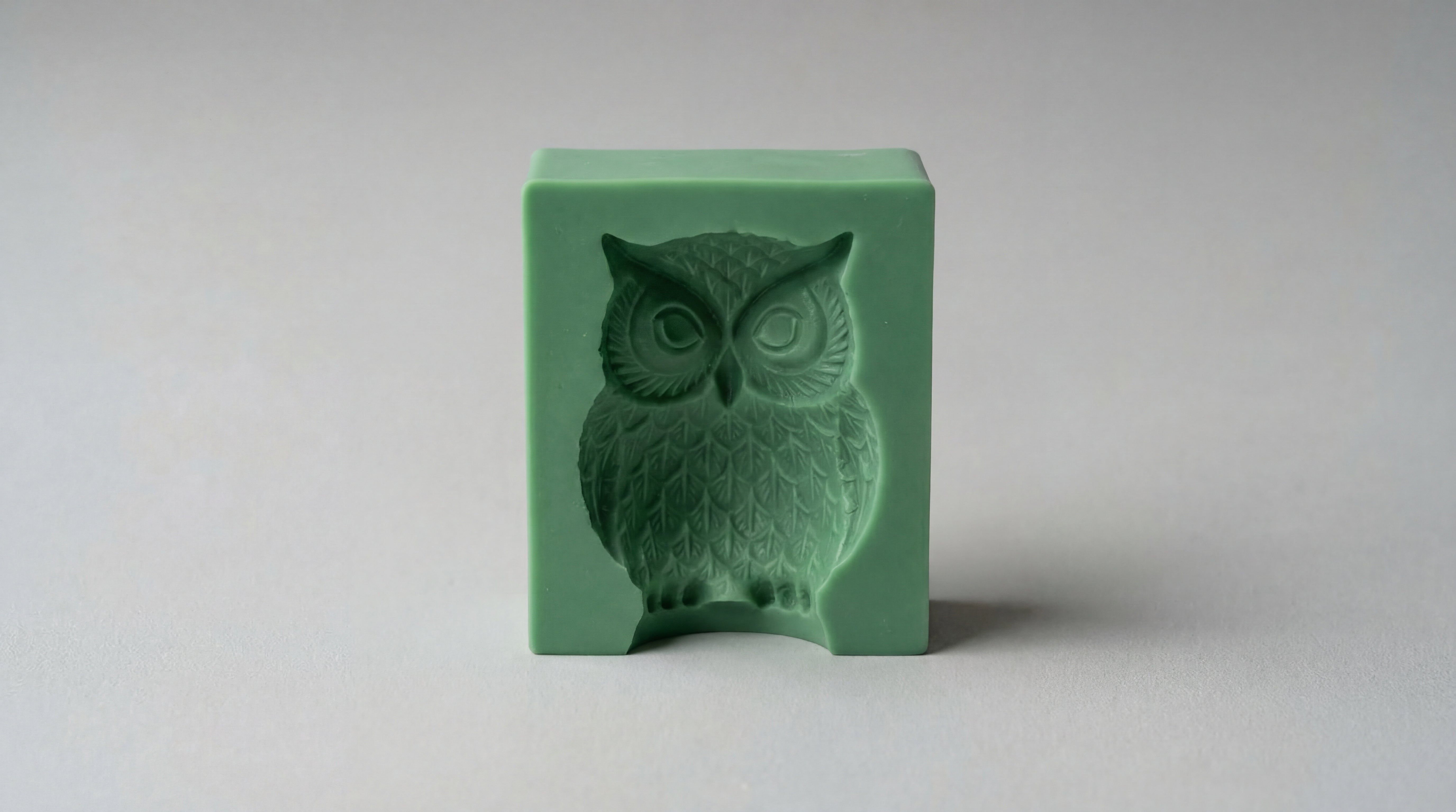Grüne Negativform einer Eulenfigur aus LM Kreativ Abformsilikon flüssig 1 kg Grün mit feinen Federdetails.