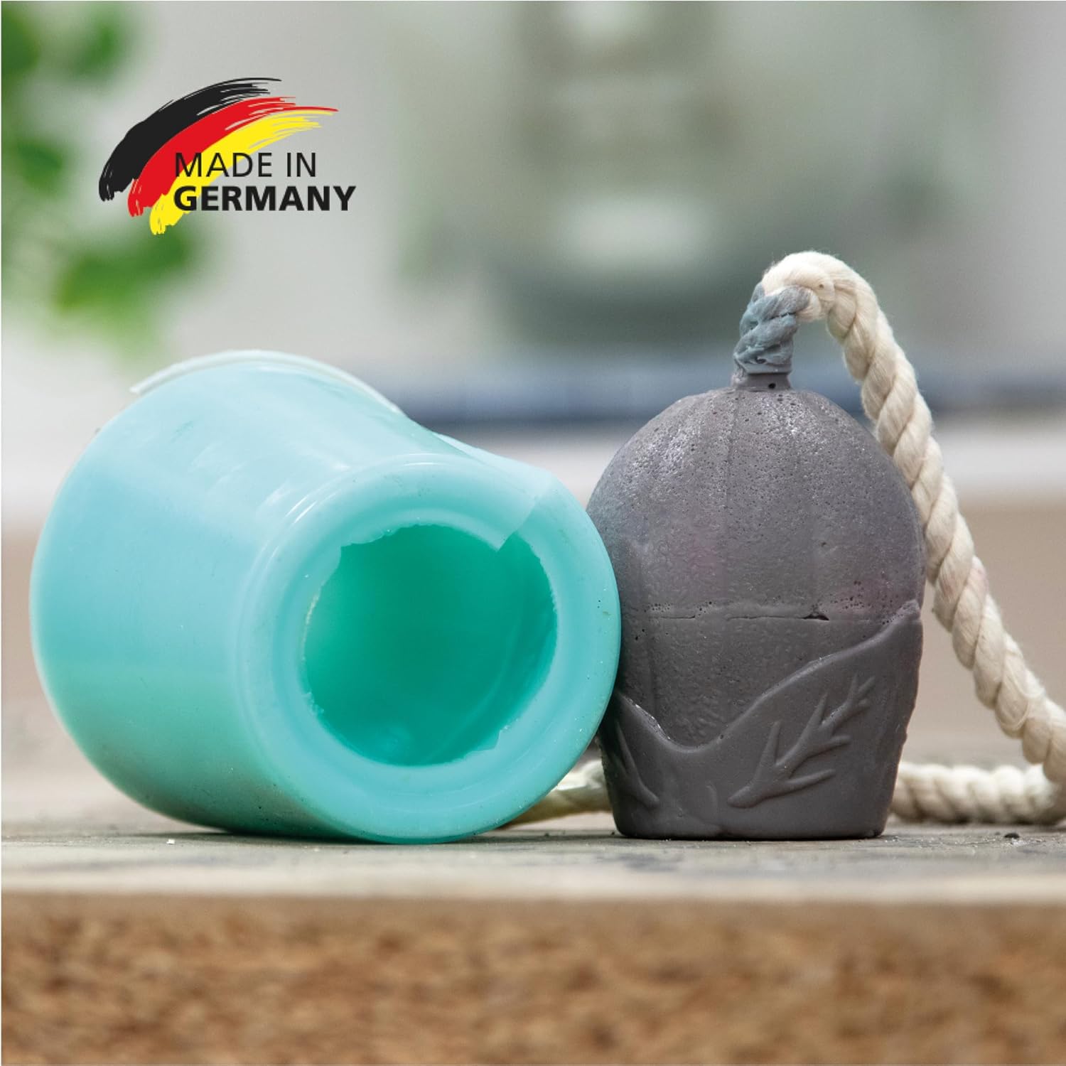 Mit LM Kreativ Abformsilikon flüssig 1 kg Grün hergestellte Form und gegossenes Objekt mit Hinweis Made in Germany.