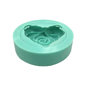 Mit LM Kreativ Abformsilikon flüssig 1 kg System Blau hergestellte Silikonform mit Schmetterlingsmotiv.