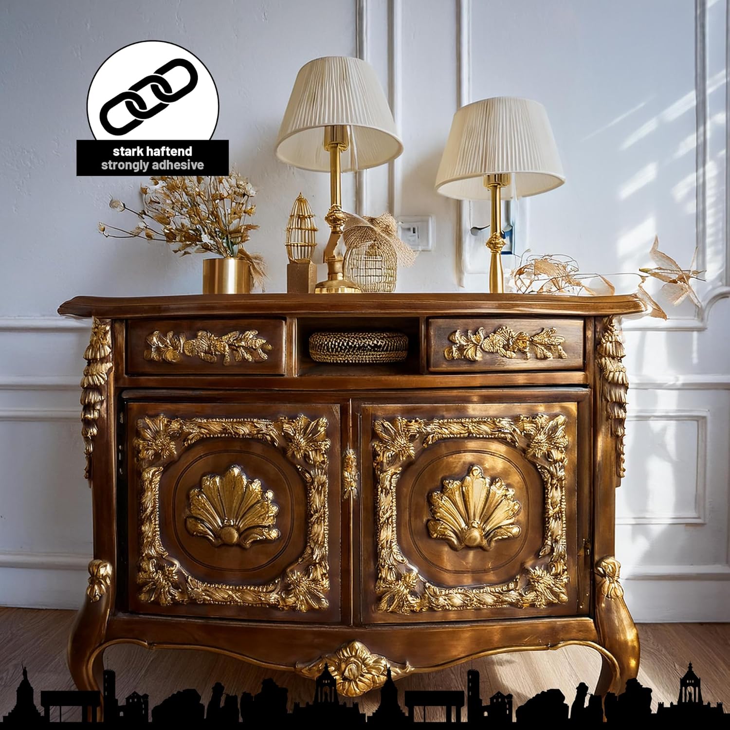 Mit LM Kreativ Anlegemilch vergoldete Kommode mit dekorativen Blattmetall-Elementen im Wohnraum