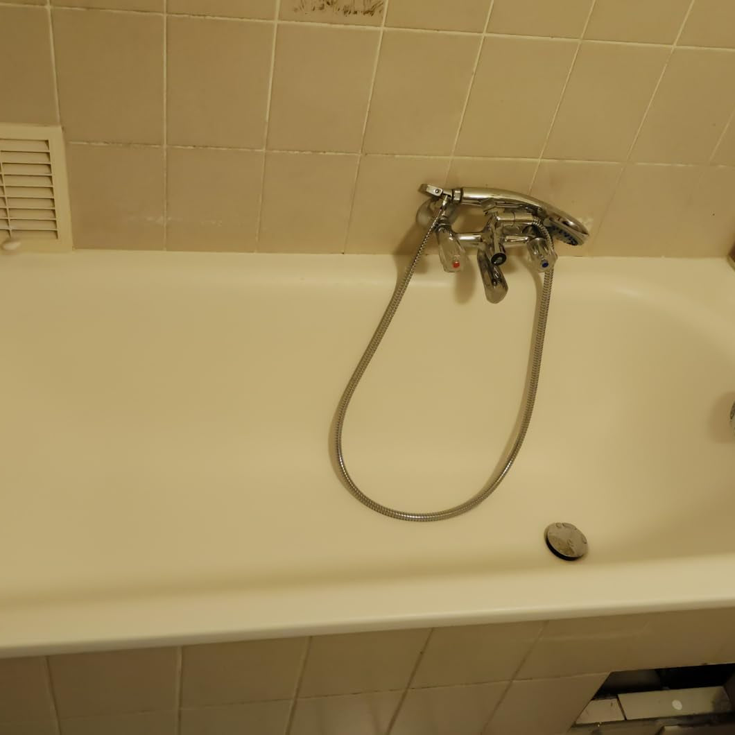 Alte Badewanne mit Armatur und Fliesenwand als Ausgangszustand fuer die Renovierung mit LM Kreativ Badewannenlack 3 in 1