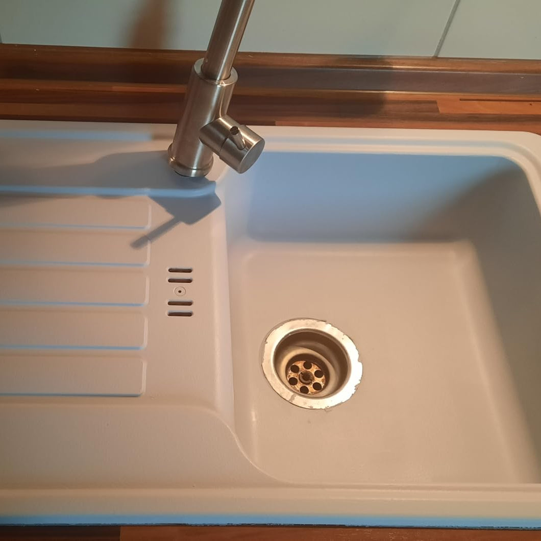 Waschbecken mit Armatur als Anwendungsbeispiel fuer LM Kreativ Badewannenlack 3 in 1