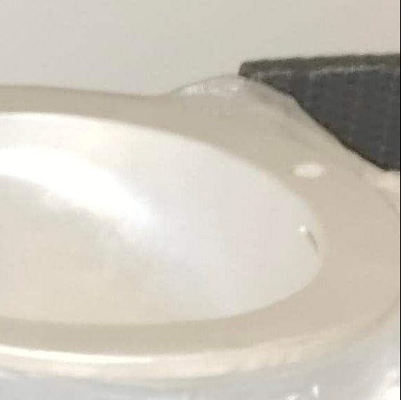 Detailaufnahme einer beschichteten Badewannenoberflaeche mit LM Kreativ Badewannenlack 3 in 1