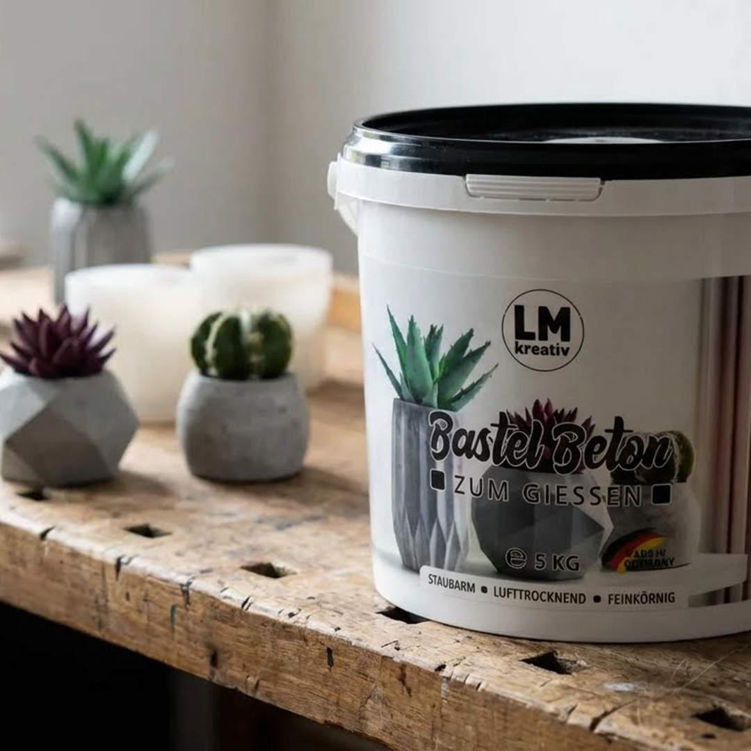 LM Kreativ Bastel Beton zum Giessen 5 kg Eimer auf einer Werkbank neben kleinen gegossenen Betonpflanzgefäßen mit Sukkulenten.