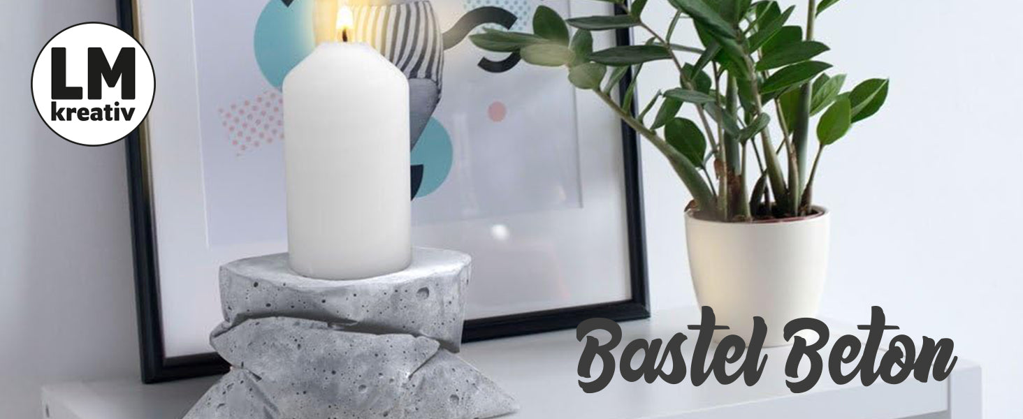 Dekorativer Kerzenhalter aus LM Kreativ Bastelbeton mit brennender Kerze und Schriftzug Bastel Beton im Hintergrund.
