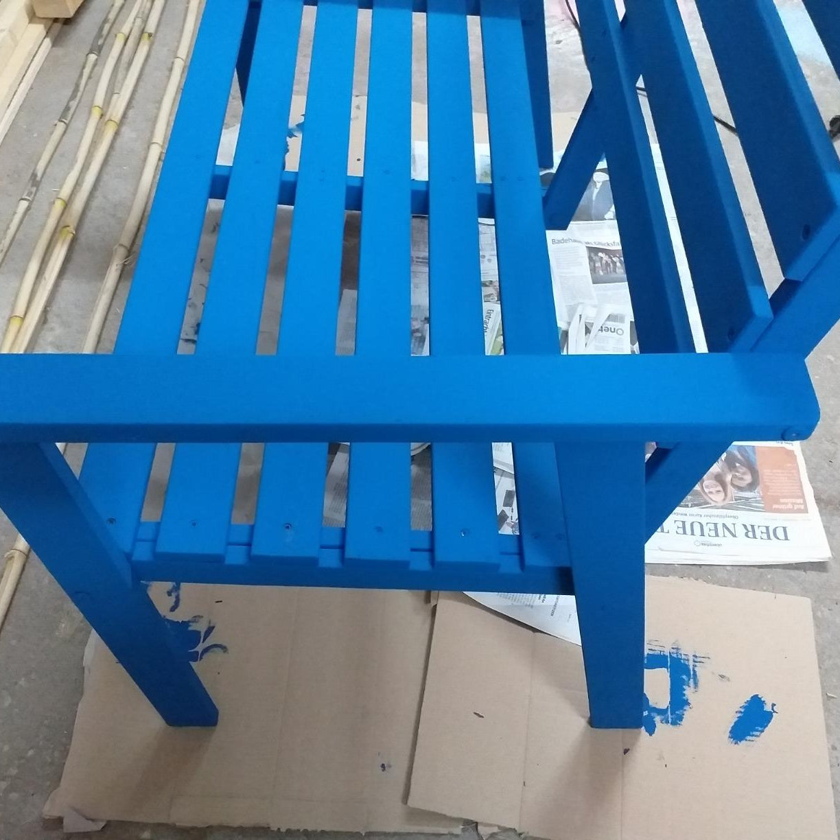 Holzbank gestrichen mit LM Kreativ Chalky Moebelfarbe in Azurblau waehrend eines DIY Projekts.