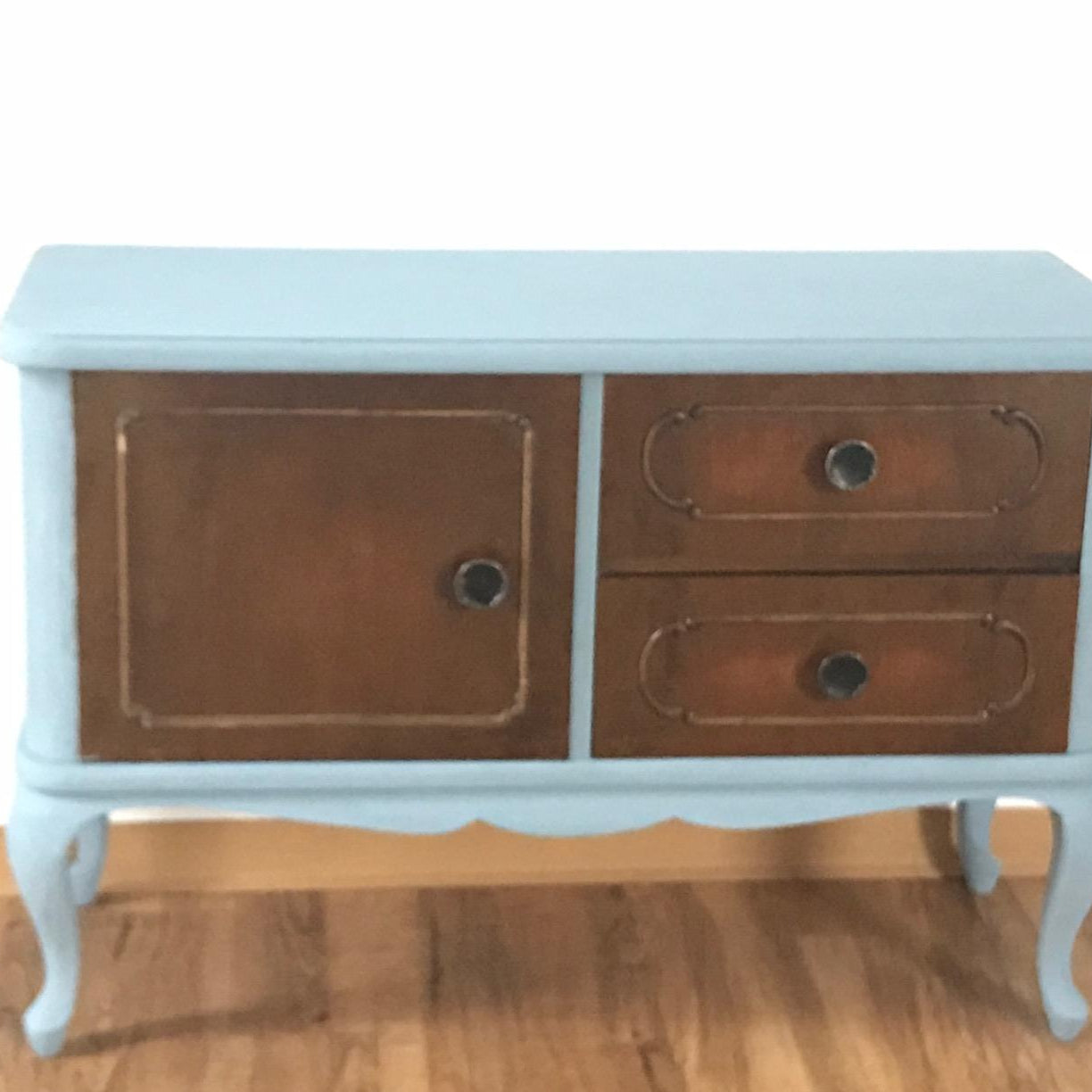 Kommode mit hellblauem Korpus gestrichen mit LM Kreativ Chalky Moebelfarbe kombiniert mit naturbelassenen Holzschubladen.