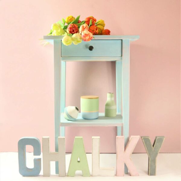 Kleiner Beistelltisch in Mint gestrichen mit LM Kreativ Chalky Moebelfarbe dekoriert mit Blumen und Schriftzug Chalky im Pastell Ambiente.
