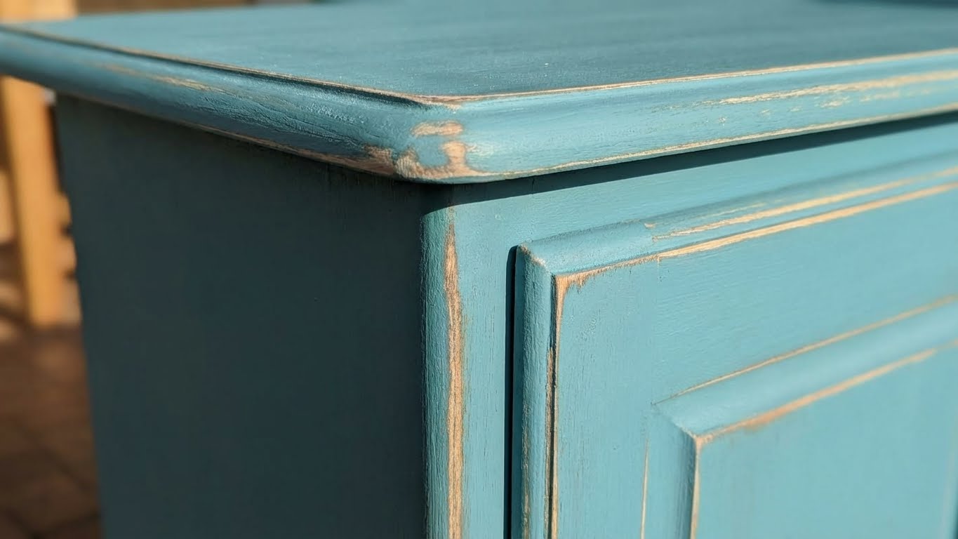 Detailaufnahme einer mit LM Kreativ Chalky Moebelfarbe gestrichenen Moebelkante im Shabby Chic Stil mit angeschliffenen Kanten.