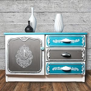 Sideboard im Vintage Stil gestrichen mit LM Kreativ Chalky Moebelfarbe in Tuerkis und Grau mit dekorativen Ornamenten.