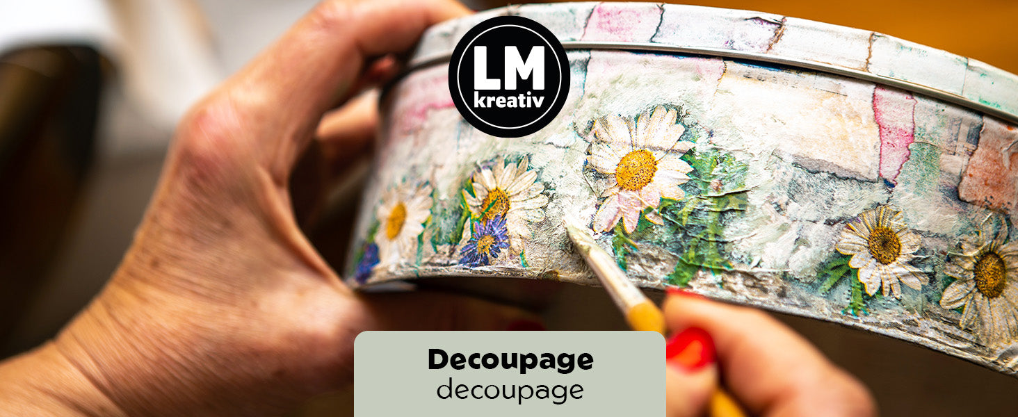 Anwendung von LM Kreativ Decoupage Kleber beim Gestalten einer Metalloberflaeche mit Blumenmotiv in Serviettentechnik