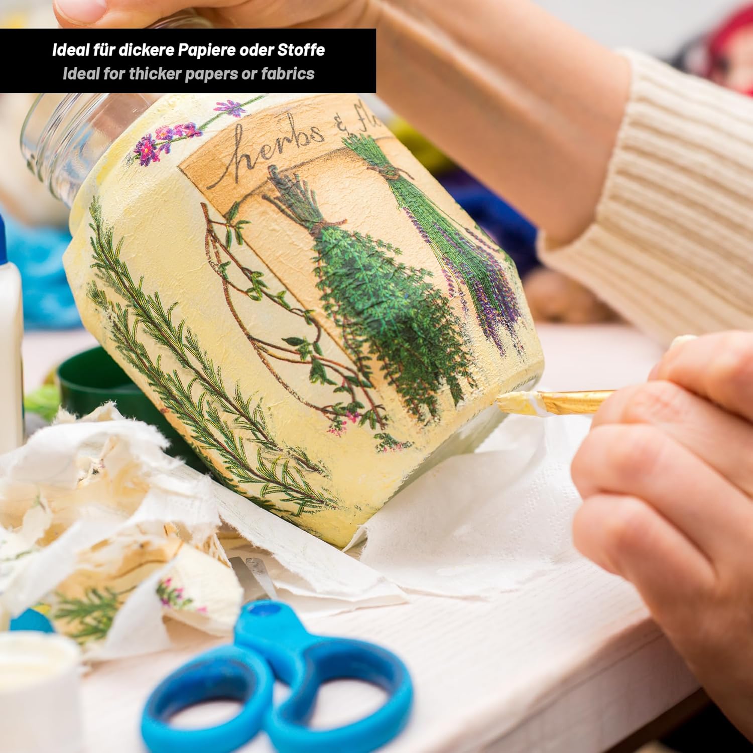 Anwendung des LM Kreativ Decoupage Klebers auf Glas mit aufgeklebtem Motiv fuer Serviettentechnik