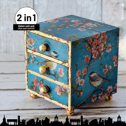 Mit LM Kreativ Decoupage Kleber gestaltete kleine Kommode mit floralem Muster im Decoupage Stil
