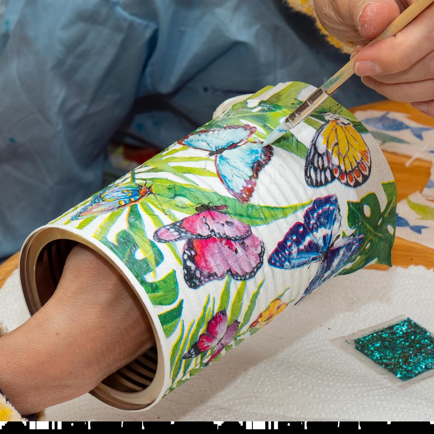 Gestaltung eines Lampenschirms mit Schmetterlingsmotiven unter Verwendung des LM Kreativ Decoupage Klebers