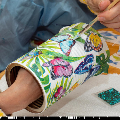 Gestaltung eines Lampenschirms mit Schmetterlingsmotiven unter Verwendung des LM Kreativ Decoupage Klebers