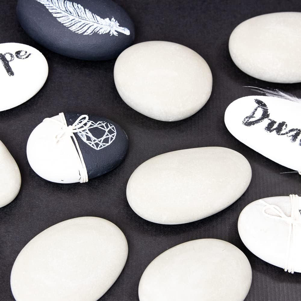 Mit LM Kreativ Design Beton Ultrafein Express gegossene ovale Dekosteine mit Schrift und Motiven.