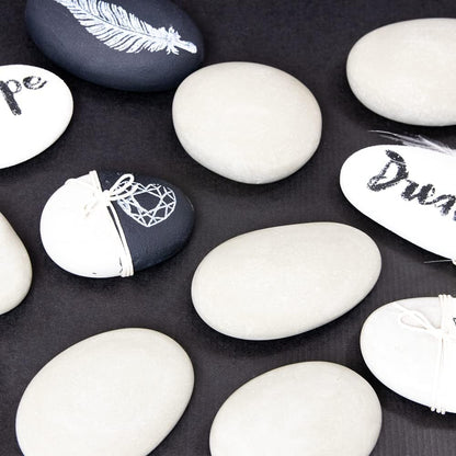 Mit LM Kreativ Design Beton Ultrafein Express gegossene ovale Dekosteine mit Schrift und Motiven.