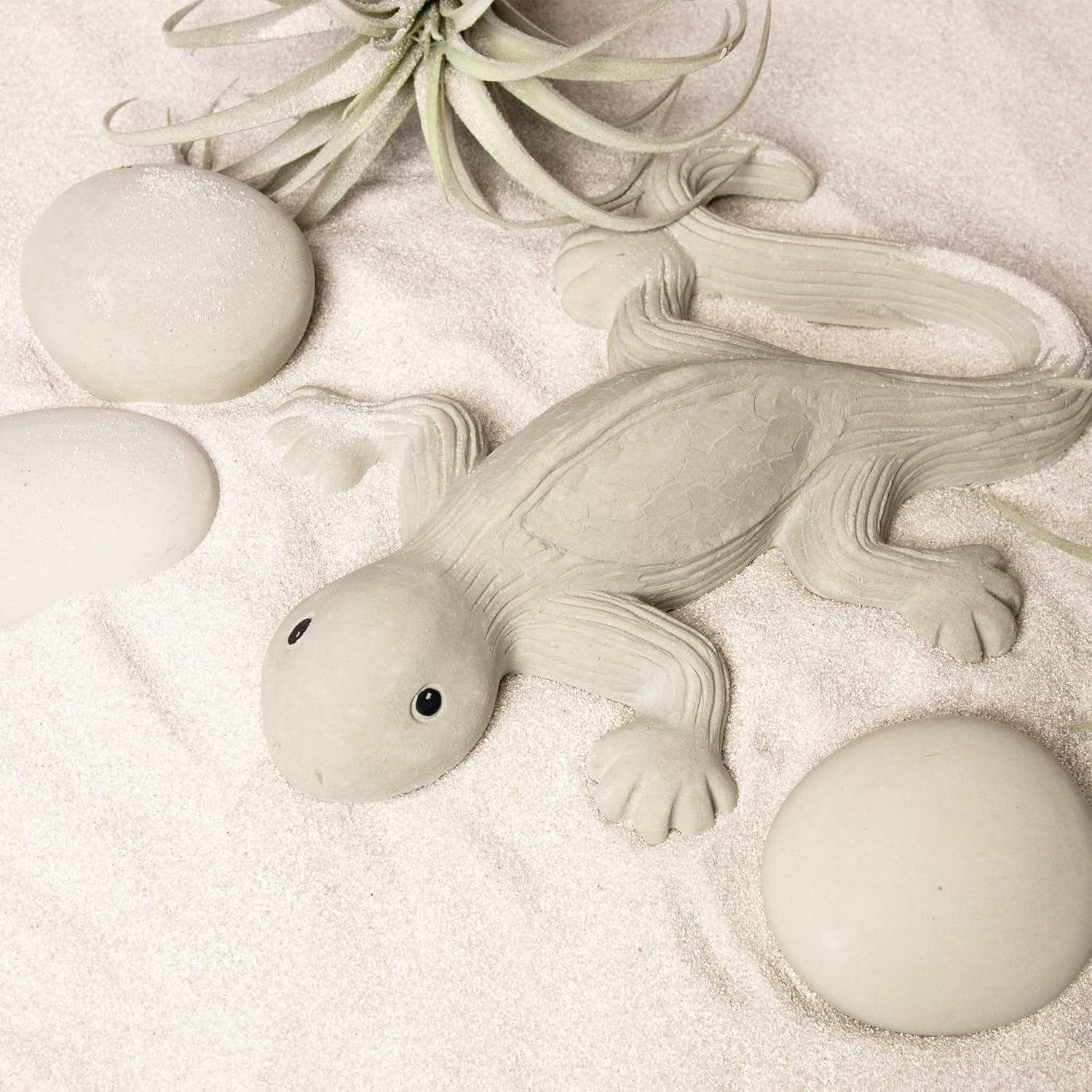 Detailreiche Eidechsenfigur aus LM Kreativ Design Beton Ultrafein Express auf sandigem Untergrund.