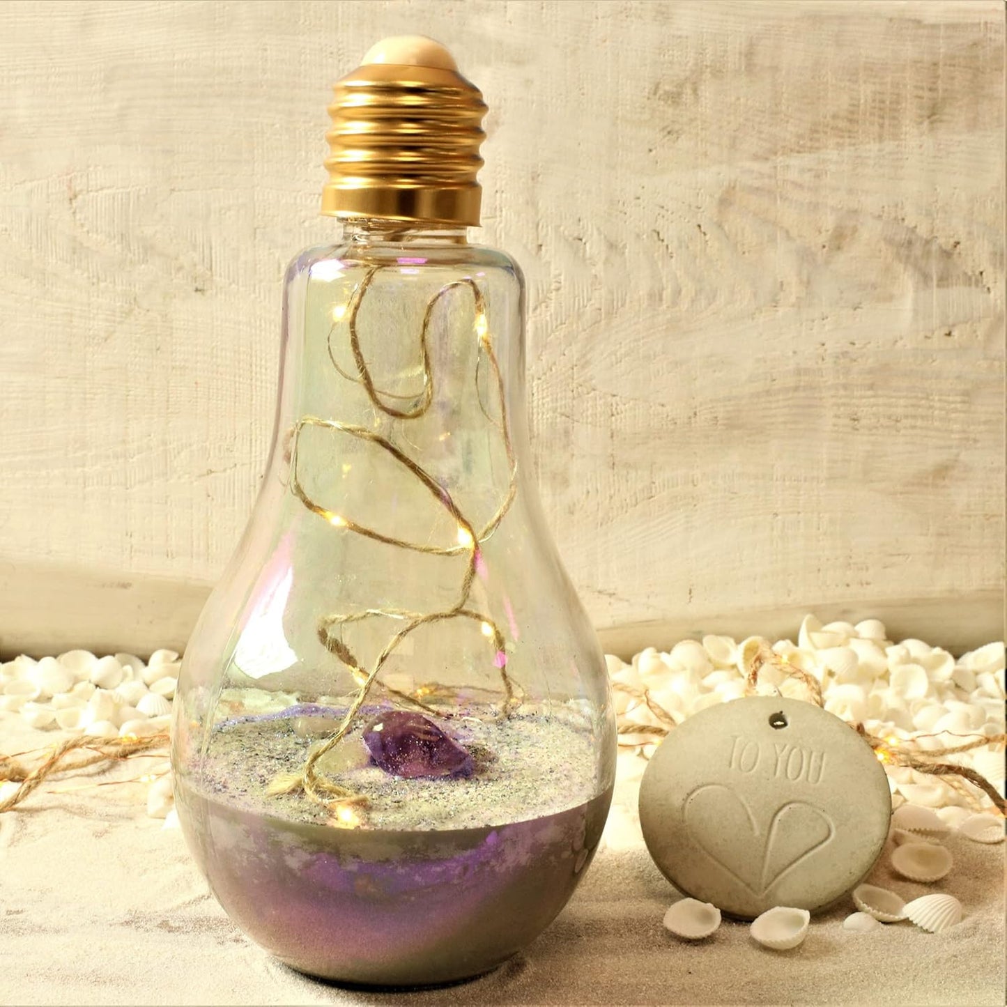 Dekorative Glaslampe mit Betonsockel aus LM Kreativ Design Beton Ultrafein Express und integrierter Lichterkette.