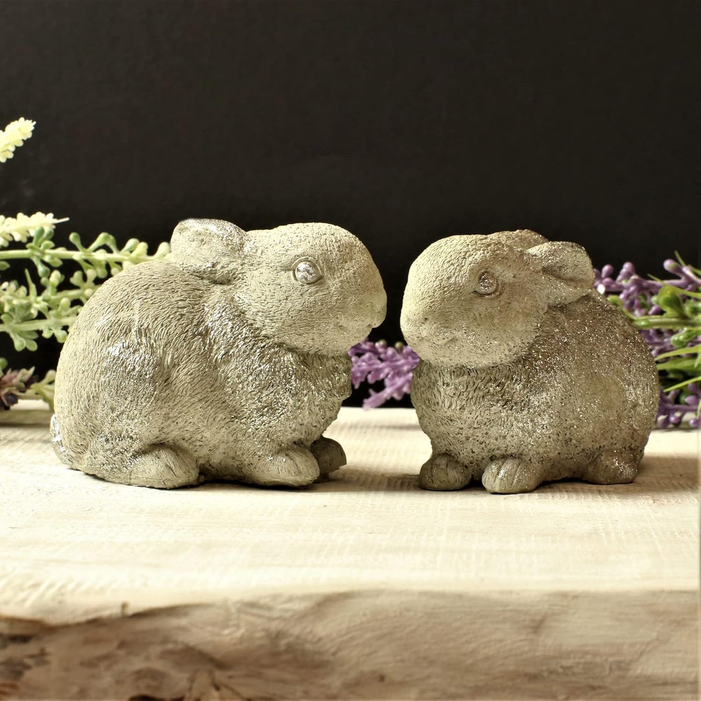 Zwei detailreiche Hasenfiguren aus LM Kreativ Design Beton Ultrafein Express als Dekoration.