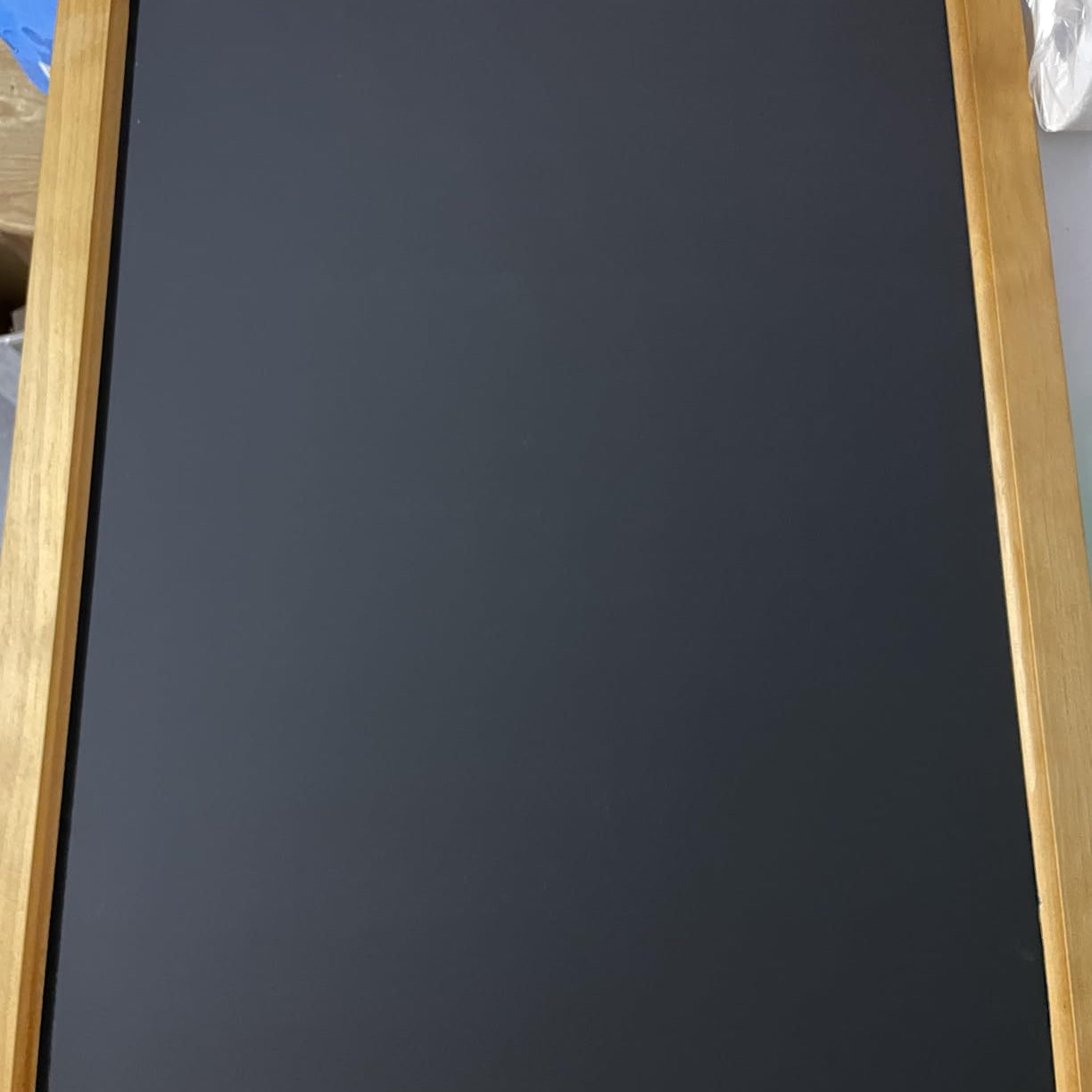 Mit LM Kreativ DIY Tafelfarbe Schwarz gestrichene glatte Tafelflaeche mit Holzrahmen