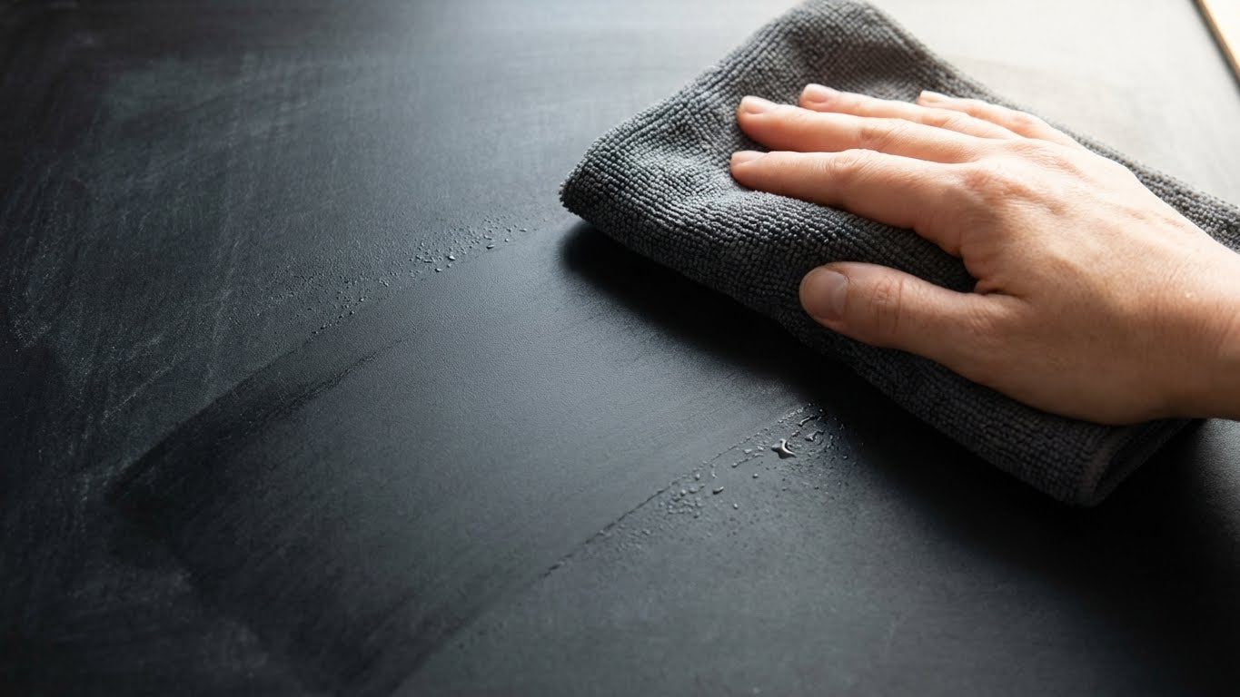Abwischbare schwarze Tafelflaeche aus LM Kreativ DIY Tafelfarbe Schwarz wird mit Tuch gereinigt