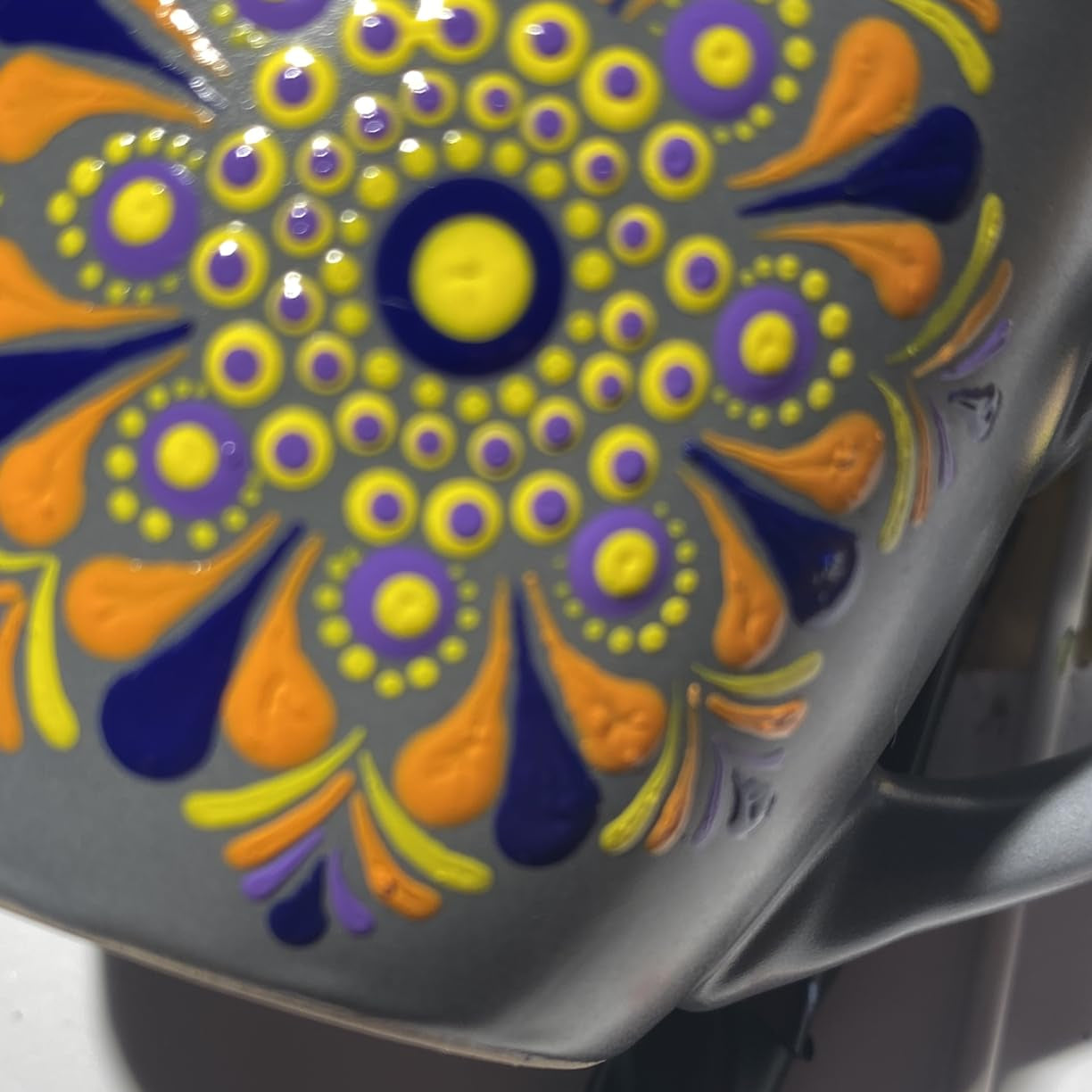 Detailaufnahme eines Keramikbechers mit Punktmuster in Gelb, Lila und Blau gestaltet mit LM Kreativ Keramik- und Porzellanfarbe