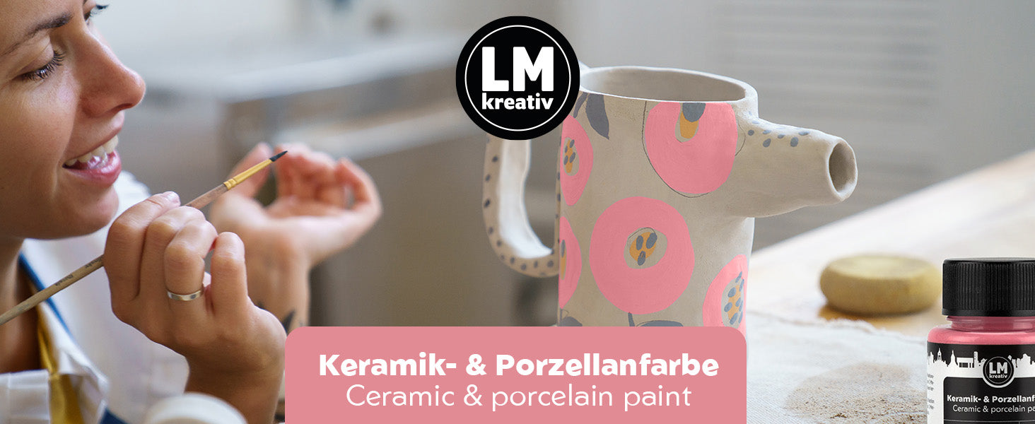 LM Kreativ Keramik- und Porzellanfarbe bei der Bemalung eines Keramikkrugs mit floralem Muster im Wohnatelier