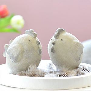 Mit LM Kreativ Knetbeton modellierte Hühnerfiguren als schlichte Frühlingsdekoration auf einem Tablett.