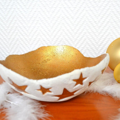 Mit LM Kreativ Knetbeton gestaltete dekorative Schale mit Sternenausschnitten und goldfarbener Innenseite.