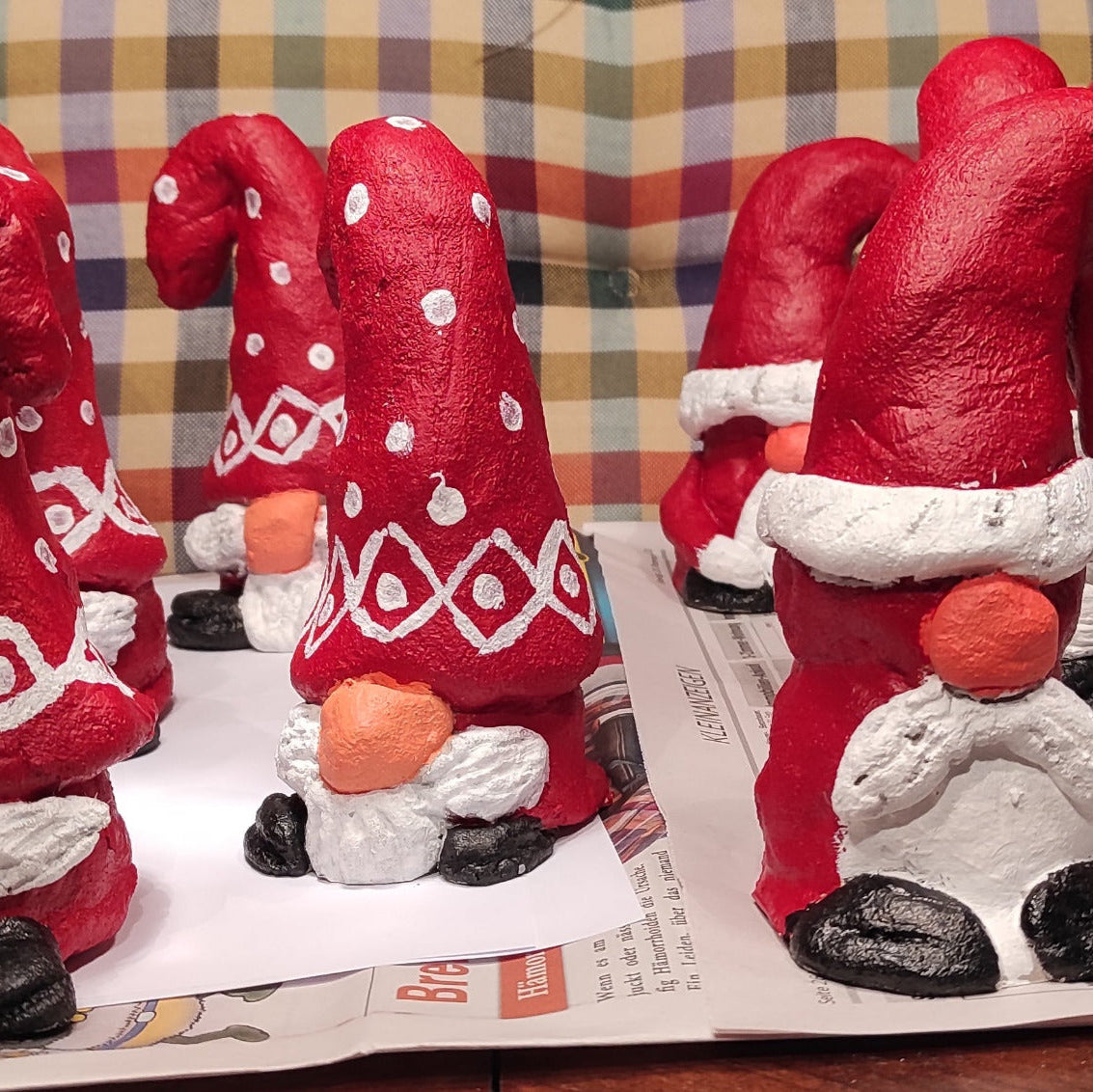 Mit LM Kreativ Knetbeton gestaltete und rot bemalte Weihnachtswichtel mit weißen Details und schwarzen Schuhen.