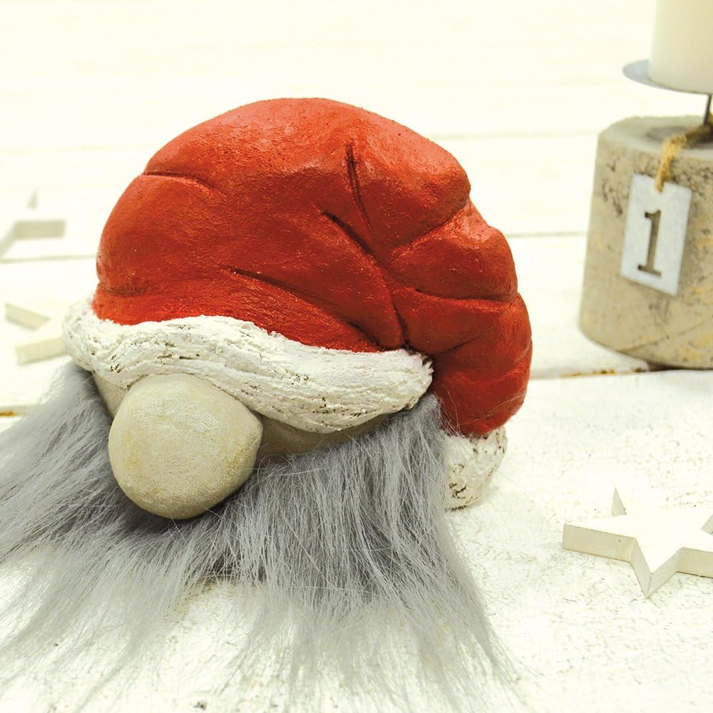 Mit LM Kreativ Knetbeton modellierter Weihnachtswichtel mit roter Mütze und grauem Bart als Dekorationsbeispiel.