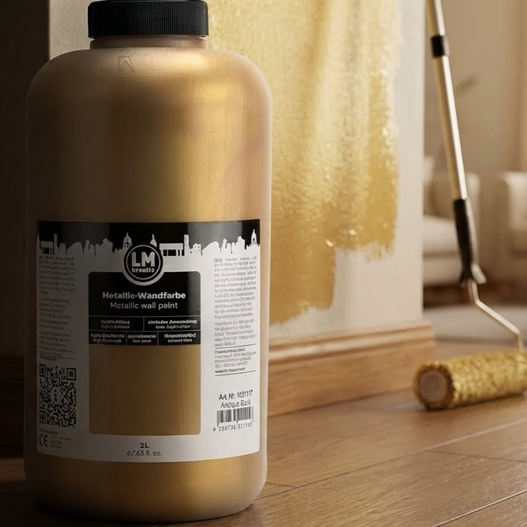 LM Kreativ Metallic-Wandfarbe in Gold 2 Liter Gebinde neben einer Wand, die mit einer Farbrolle goldfarben gestrichen wird.