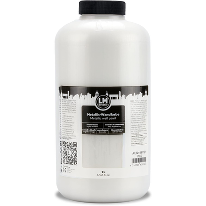 Produktabbildung der LM Kreativ Metallic Wandfarbe in Weiß mit 2 Litern Inhalt in großer Kunststoffflasche mit schwarzem Schraubdeckel.