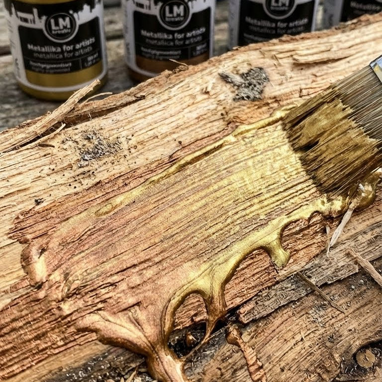 Pinselauftrag von LM Kreativ Metallika for Artists in Gold auf naturbelassenem Holz mit sichtbarer Maserung