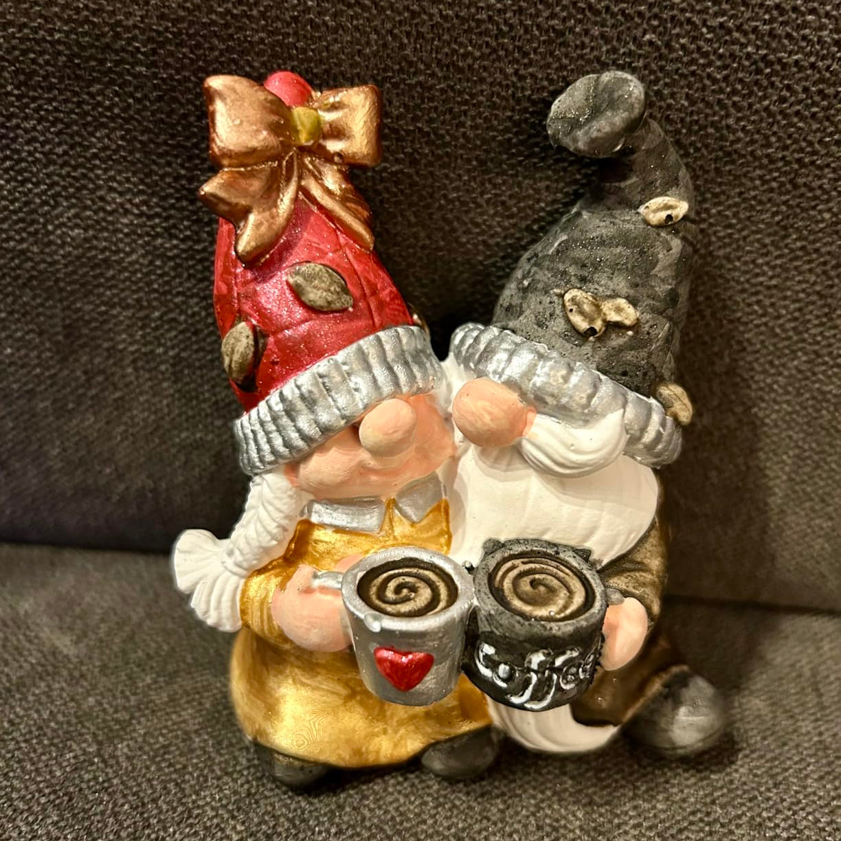 Mit LM Kreativ Metallika for Artists bemalte dekorative Weihnachtsfiguren mit goldenen und metallischen Akzenten