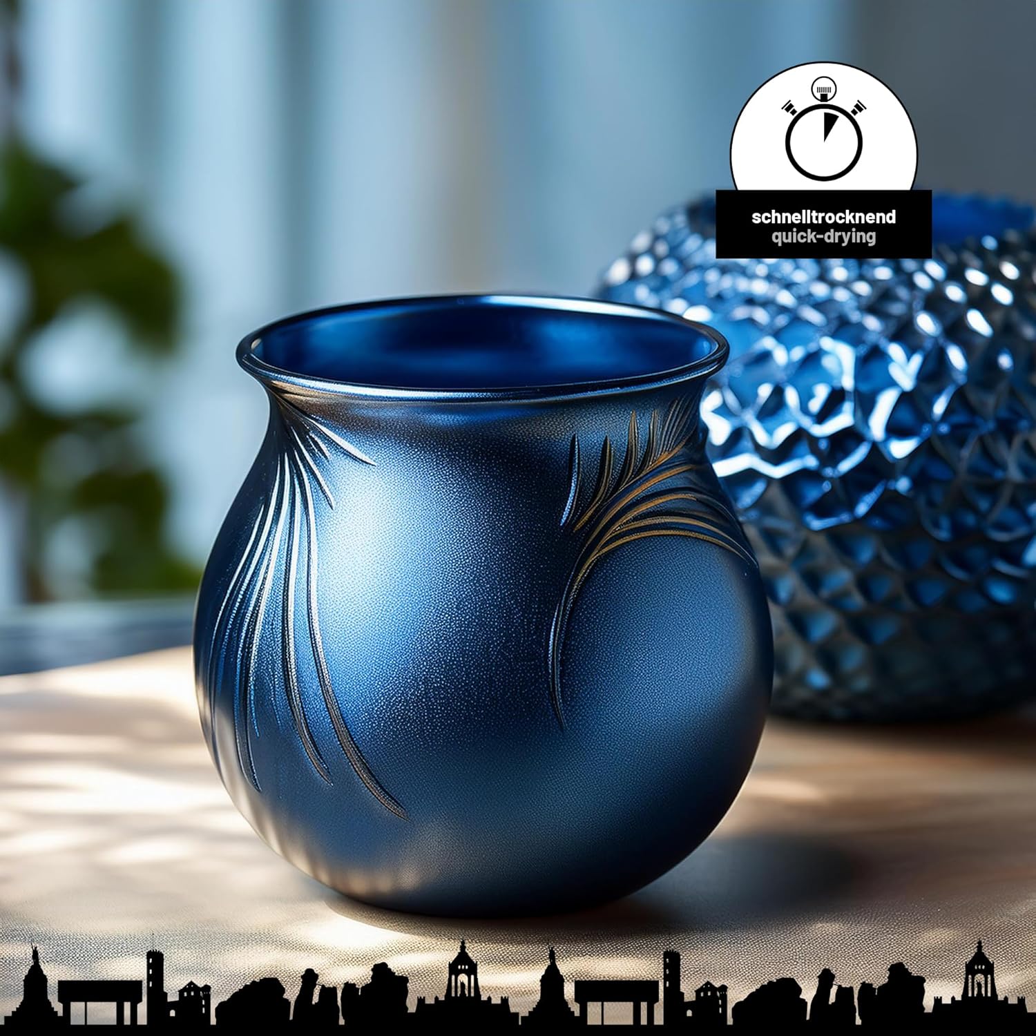 Mit LM Kreativ Metallika for Artists in Blau bemalte Vase mit Metallic-Finish als Beispiel fuer schnelltrocknende Acrylfarbe