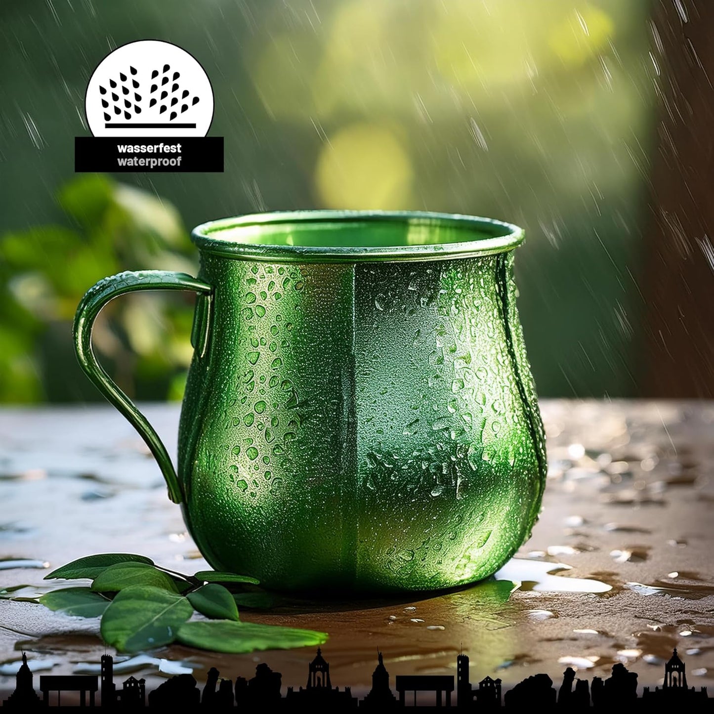 Mit LM Kreativ Metallika for Artists in Gruen bemalter Becher mit wasserfester Oberfläche im Regenschauer als Anwendungsbeispiel