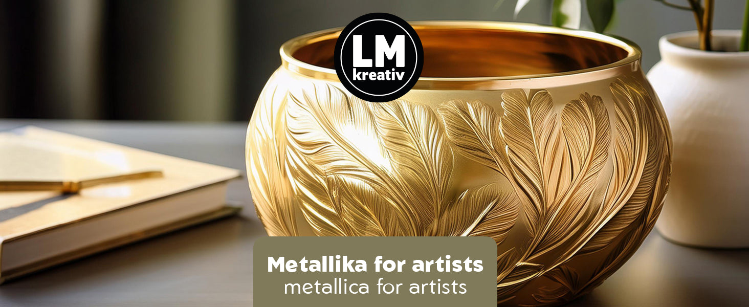 Hero-Bild zu LM Kreativ Metallika for Artists mit goldener Vase im Metallic-Finish und Schriftzug im Vordergrund