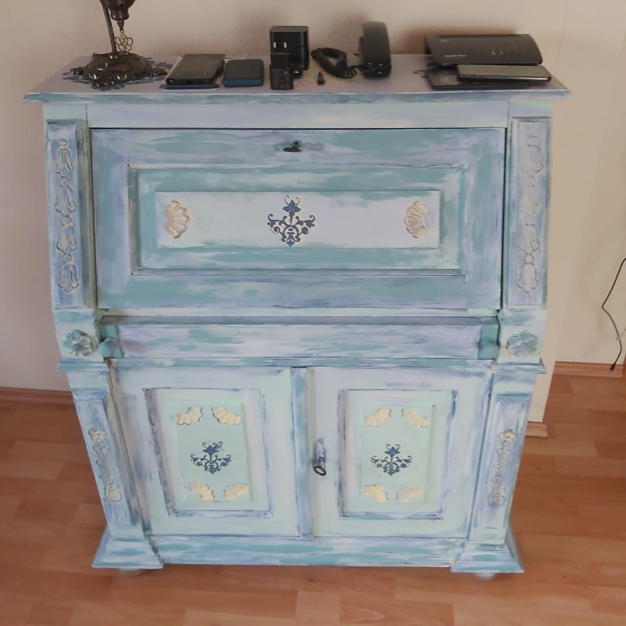 Kommode im Vintage-Look mit dekorativem Anstrich in Blau- und Grüntönen gestaltet mit LM Kreativ Möbelfarbe 500 ml.
