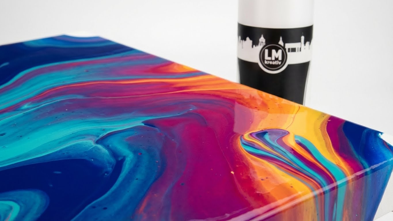 Detailaufnahme eines Acryl-Pouring-Farbverlaufs mit fließenden Farbübergängen