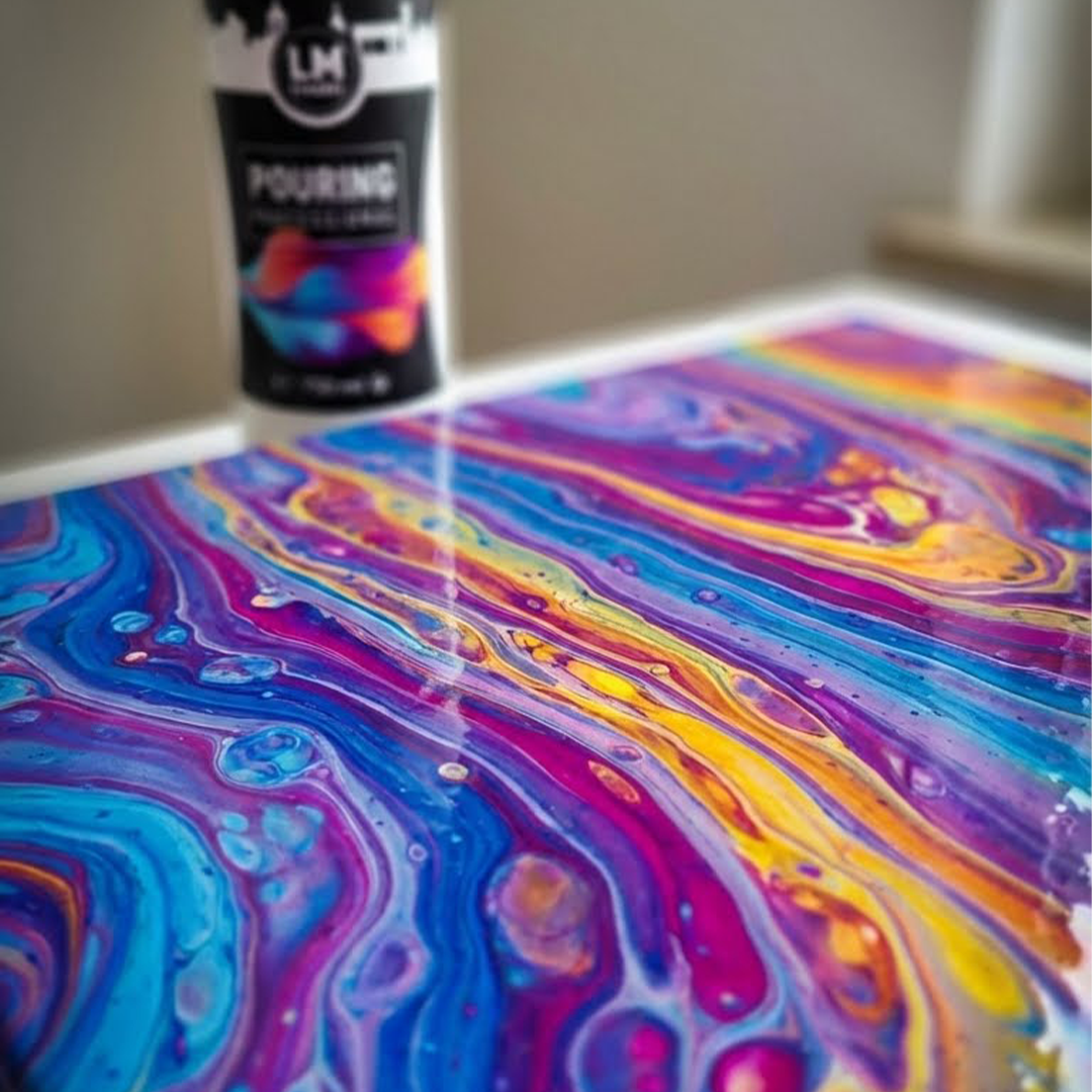 Nahaufnahme eines Acryl-Pouring-Bildes mit LM Kreativ Pouring Medium im Hintergrund