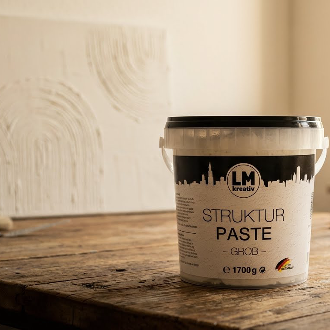 LM Kreativ Struktur Paste grob 1700 g Eimer auf einem Holztisch vor einer mit Struktur bearbeiteten Wandfläche.