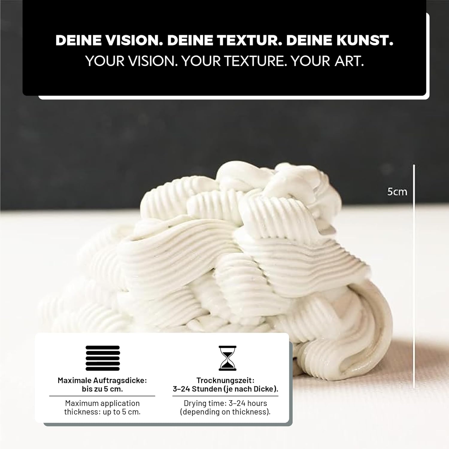 Aufgetragene LM Kreativ Strukturpaste als dicke, wellenförmige Textur mit Hinweis auf eine mögliche Schichtstärke von bis zu 5 cm.